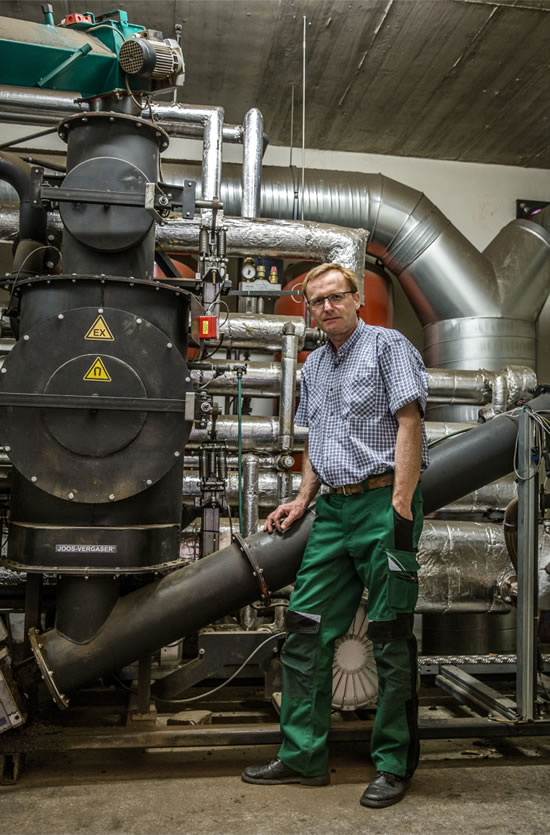 Hermann Oswald bei der Arbeit im Silo